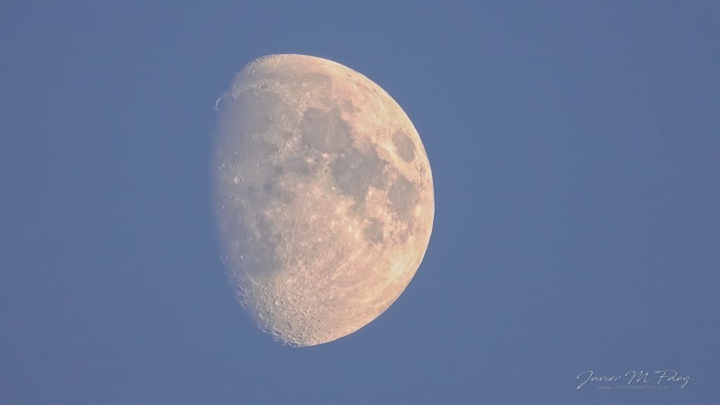 Luna creciente (77%) desde Amager